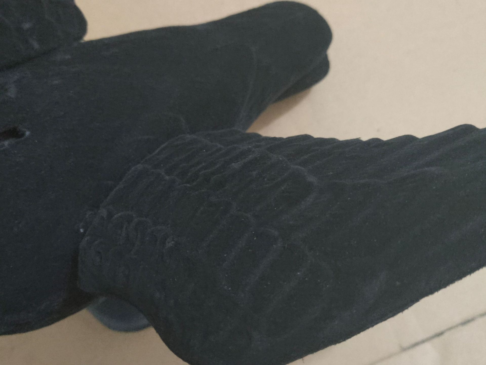 廠家直營(yíng)植絨帶翅膀飛翔驅(qū)鳥烏鴉 打獵誘餌吹塑加工藝擺件福鳥